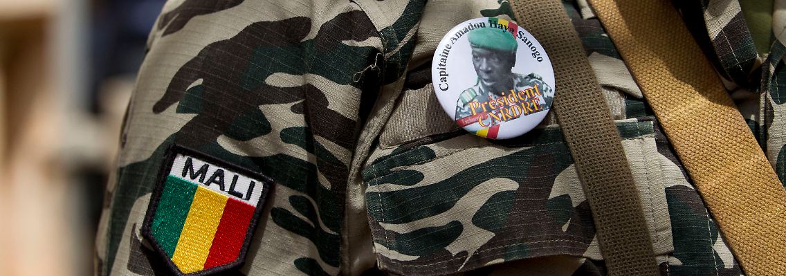 Ein Soldat der neuen Militärjunta. An seiner Uniform trägt er ein Abzeichen mit Putschistenanführer Amadou Sanogo.
