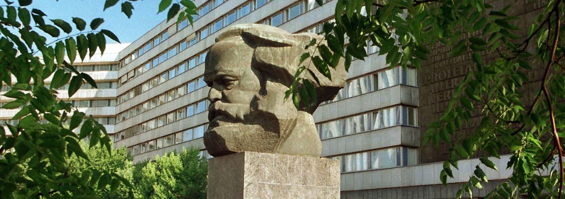 Das Archivbild vom 20.08.1998 zeigt das Karl-Marx-Monument in der Innenstadt von Chemnitz.