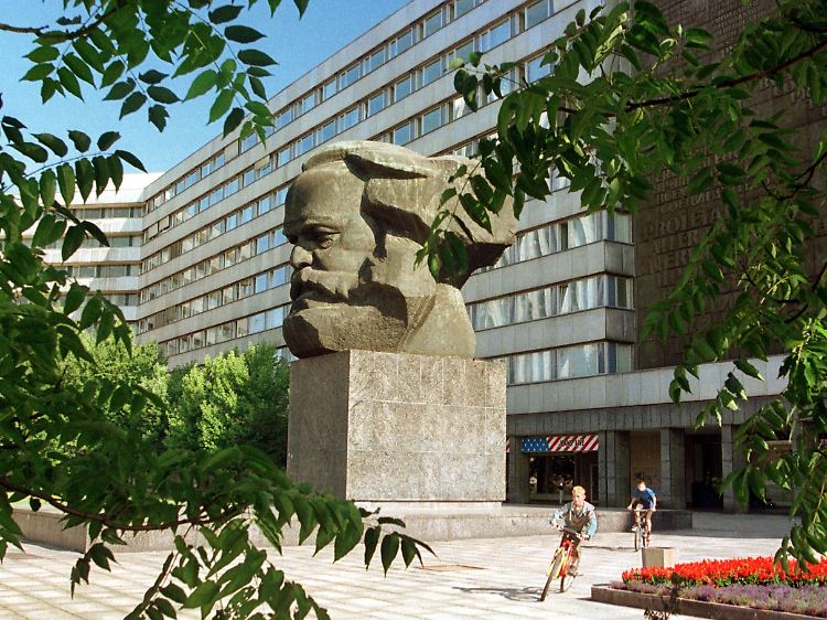 Das Archivbild vom 20.08.1998 zeigt das Karl-Marx-Monument in der Innenstadt von Chemnitz.