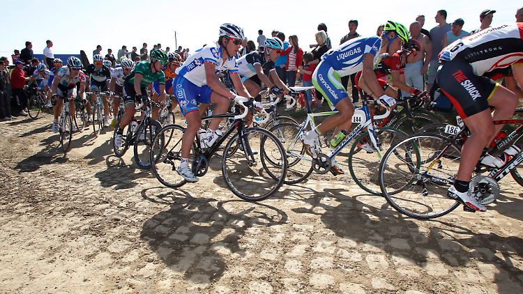 Mehr als 50 Kilometer Pflastersteinstrecke hat das Peloton in den Knochen.