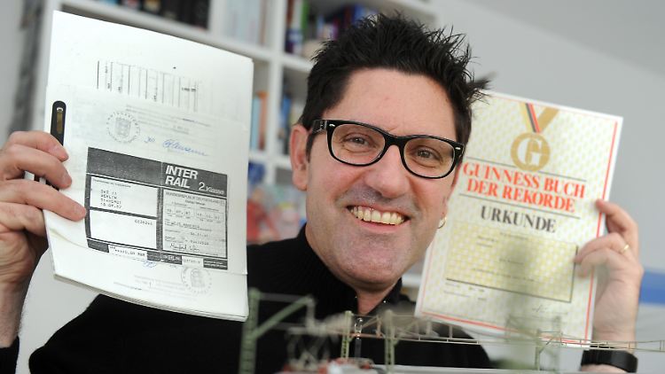 Manfred Weis mit der Kopie eines Interrail Tickets, mit dem er vor 25 Jahren einen Interrail-Rekord aufgestellt hat, und der Urkunde, mit dem ihm der Eintrag in das Guinness-Buch der Rekorde bestätigt wird.