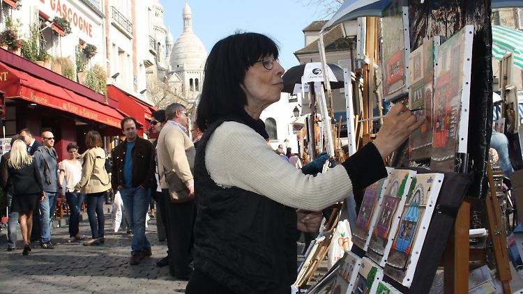Die Künstlerin Mirea Cozinéia auf dem Place du Tertre in Paris.
