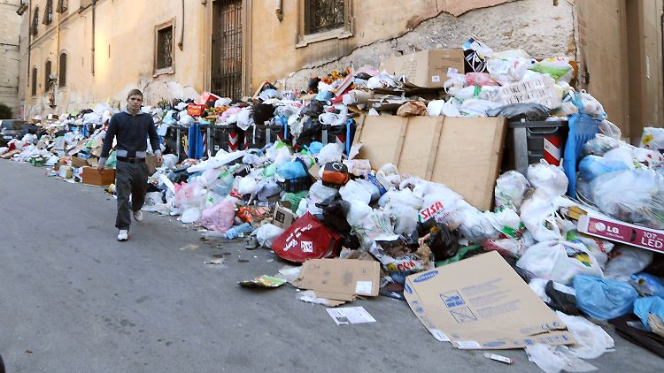 Die Abfallberge in Siziliens Hauptstadt sind das Ergebnis eines Streiks der Müllabfuhr in der letzten Woche. Die Kommune will alles tun, um das wegen seiner prächtigen Kirchen und Paläste bei Touristen beliebte Palermo bis Ostern sauber zu haben.