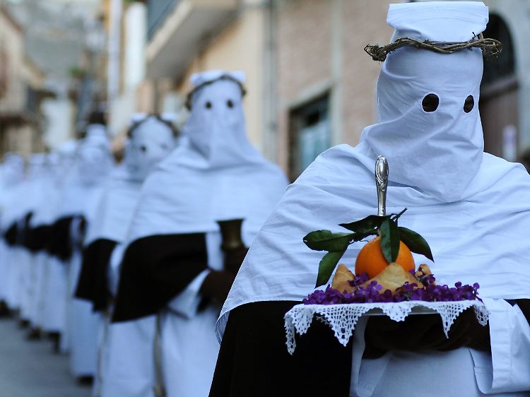Osterbrauch: Mit Kapuzen vermummte Teilnehmer einer Oster-Prozession laufen durch Palermo. Wenn der Abfall liegen bleibt, könnten die Kapuzen eine praktische Bedeutung gewinnen - als Sicht- und Geruchsschutz.