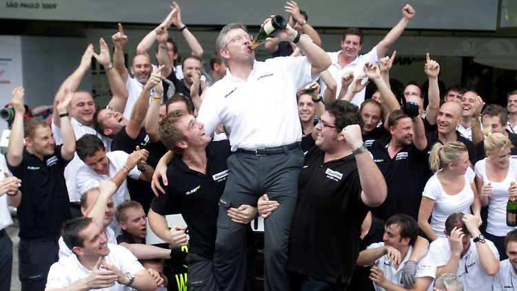 So sehen Sieger aus: Ross Brawn lässt sich von seinem Team feiern.