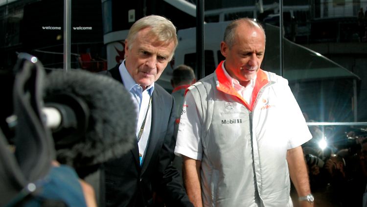 Ron Dennis' Privatfehde mit Fia-Chef Max Mosley hätte den Rennstall um ein Haar die Lizenz gekostet.