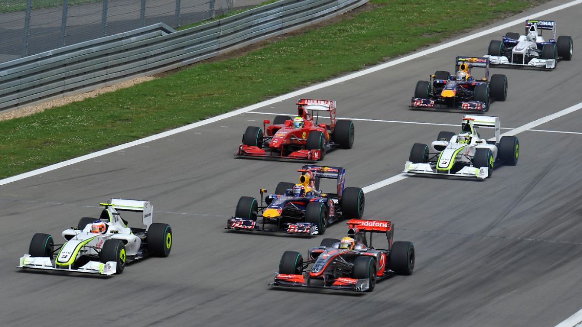 In dieser Saison hat McLaren (v.r.) meist nur den Auspuff der Brawn-GP-Autos (v.l.) gesehen.