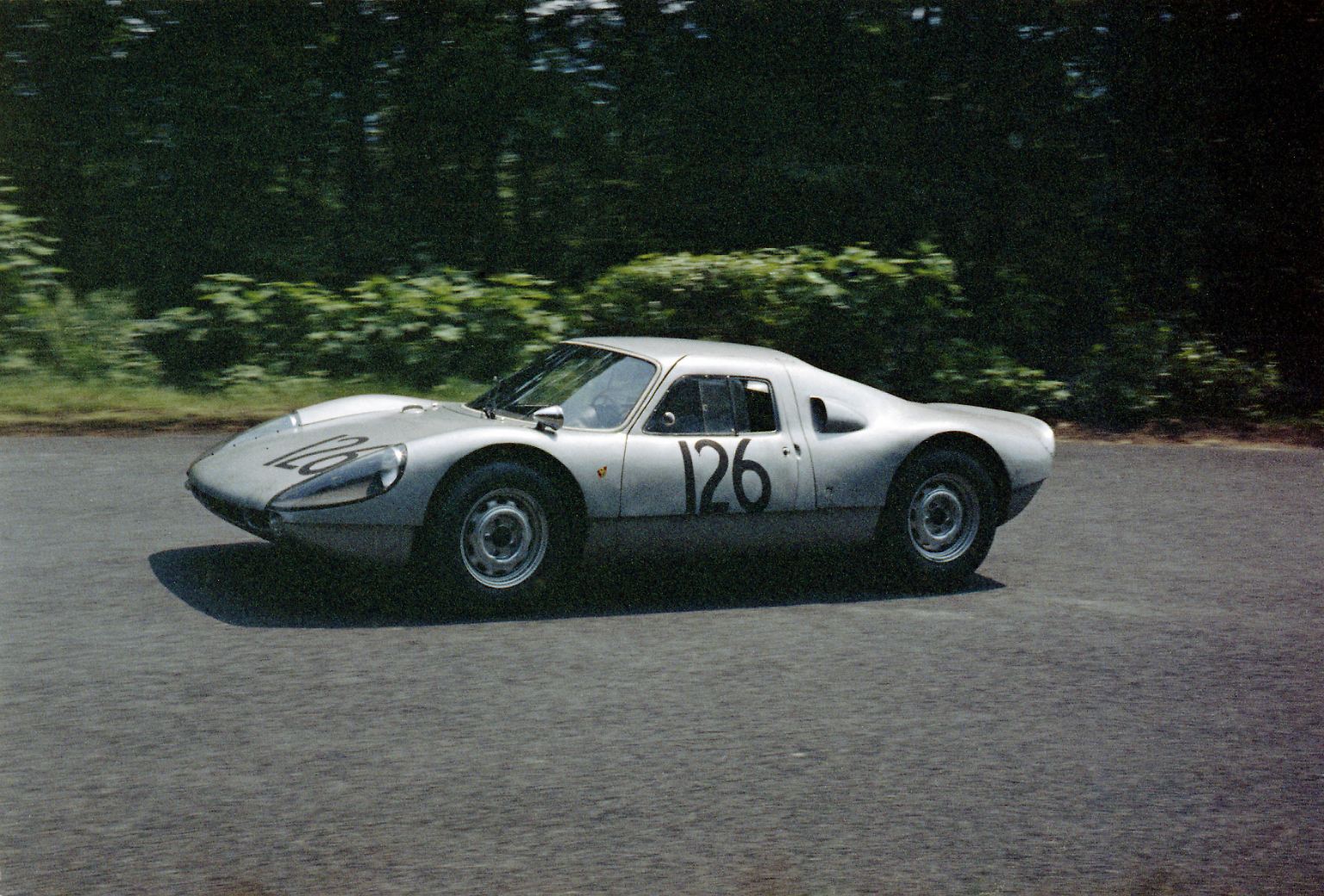Er ist legendär: der Porsche Carrera 904 GTS. In den 1960er Jahren war er Kult. Die US-Tuner Gullwing America ...