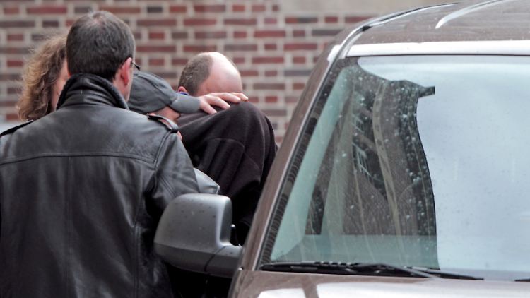 Der Täter in den Händen der Polizei - zu spät.
