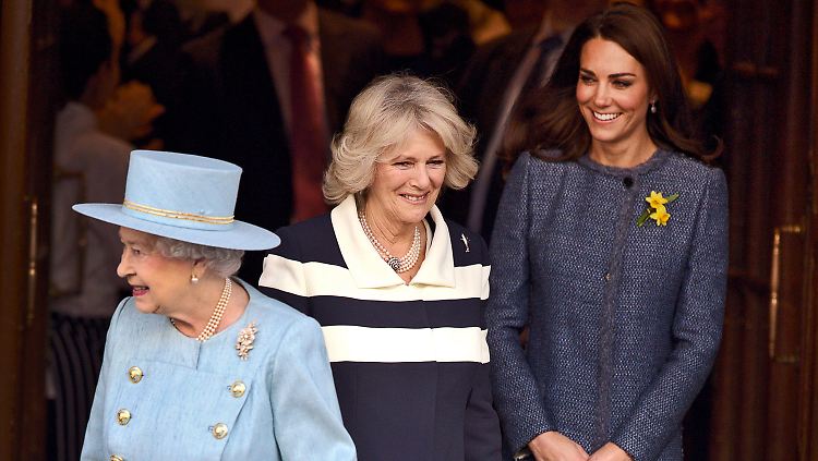 Königin Elizabeth II., Camilla, Herzogin von Cornwall und Catherine, Herzogin von Cambridge (v.l.): Kate ist in den Kreis der Damen des Königshauses aufgenommen.