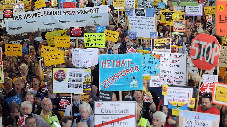 Alles Egoisten? Protestaktion im Frankfurter Flughafen.