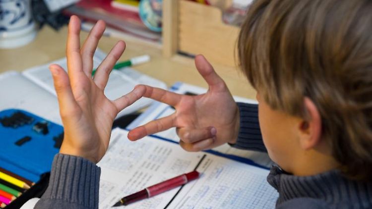 Wer unter Dyskalkulie leidet, hat es im Mathe-Unterricht besonders schwer - die Noten gelten dennoch uneingeschränkt.