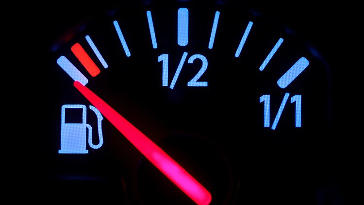 Leerer Tank: Pünktlich zu Ostern beschäftigt das Benzinthema Autofahrer, Ölkonzerne und Wettbewerbshüter. 