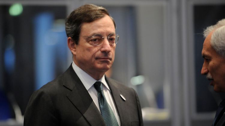 EZB-Chef Mario Draghi sieht weiter die Gefahr steigender Inflation und Risiken für die Konjunktur.