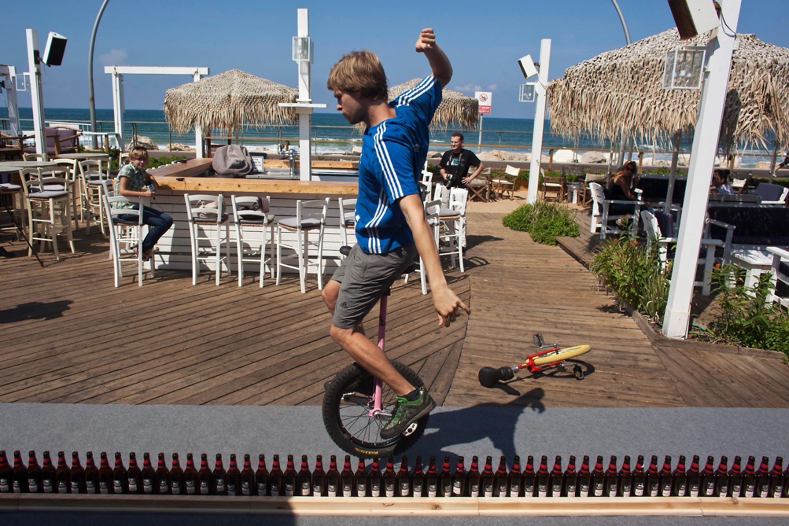 Schmaler Grat: Lutz Eichholz fährt mit seinem Einrad in Tel Aviv über 127 Bierflaschen. Auf diese Weise bewältigt er im September 2011 eine Strecke von 8,93 Metern.