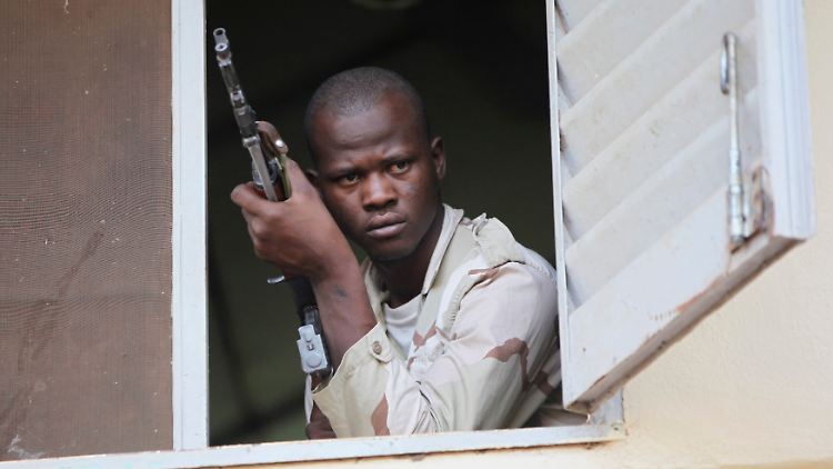 Ein Soldat der selbst ernannten Militärführung Malis hält mit seinem Gewehr Ausschau.