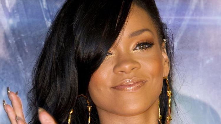 Rihanna hat nicht wieder mit Chris Brown angefangen, sagt sie. 