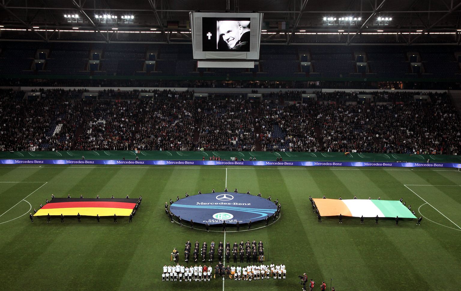 Vor dem Anpfiff des Fußball-Länderspiels gegen die Elfenbeinküste wurde im Stadion in Gelsenkirchen mit einer Schweigeminute des verstorbenen Robert Enke gedacht.