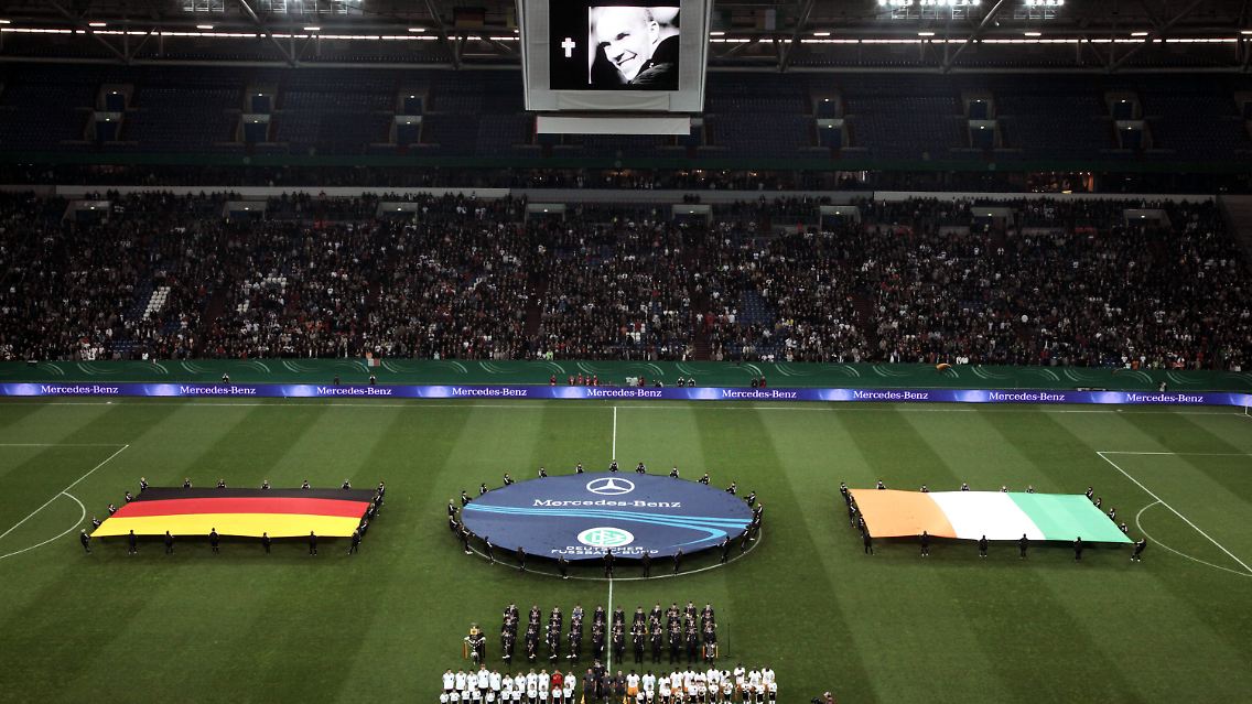 Vor dem Spiel wurde des verstorbenen Nationaltorwarts Robert Enke gedacht.