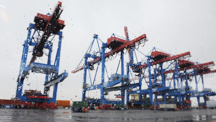 Blick durch eine nasse Fensterscheibe auf Containerbrücken auf dem Container Terminal Altenwerder (CTA).