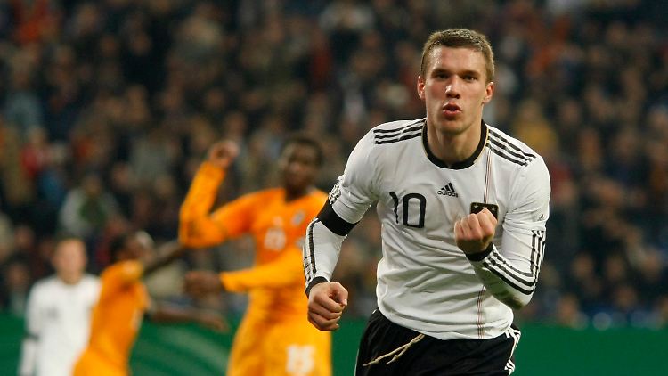 Lukas Podolski erzielte die beiden deutschen Treffer in Gelsenkirchen.