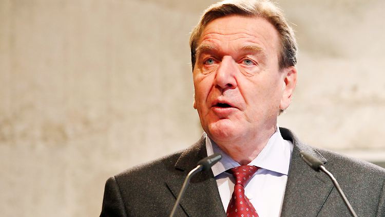 Seine Frau drängt in die Politik, aber so ganz raushalten will sich auch der Ex-Kanzler nicht.