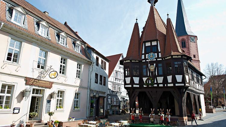 Das historische Rathaus in Michelstadt - österlich geschmückt.