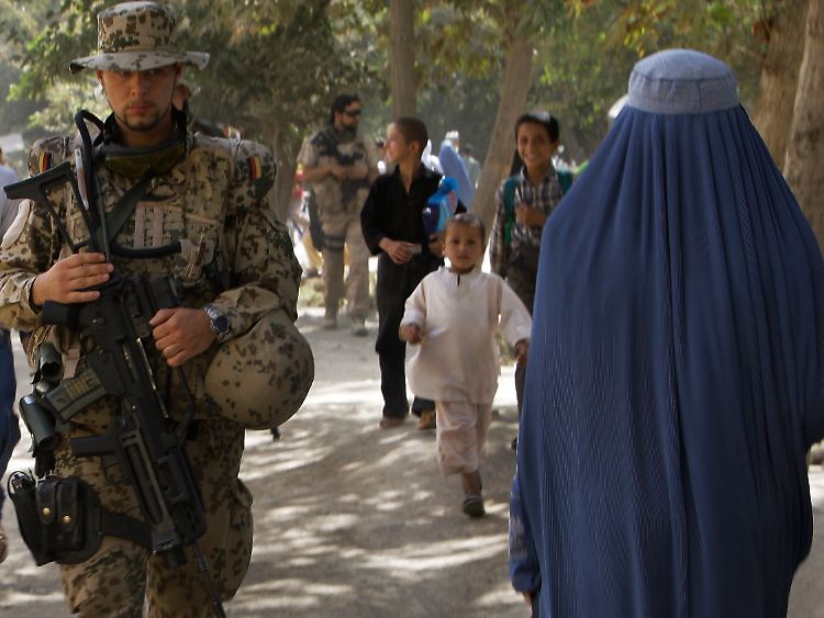 Derweil wird in Deutschland die Frage heftig diskutiert, wie lange die Bundeswehr noch in Afghanistan bleiben soll.
