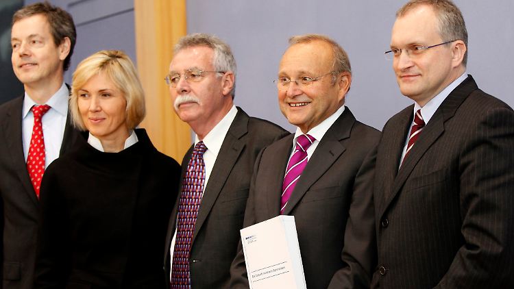 Erst kürzlich hatte der Sachverständigenrat, dessen Mitglied Bofinger (ganz links) ist, die schwarz-gelben Pläne heftig kritisiert.