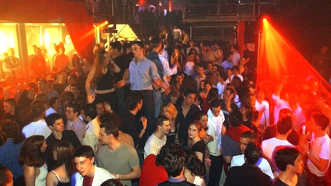 Paris will zeigen, dass es auch eine Partystadt ist. (Nachtclub "La locomotive")