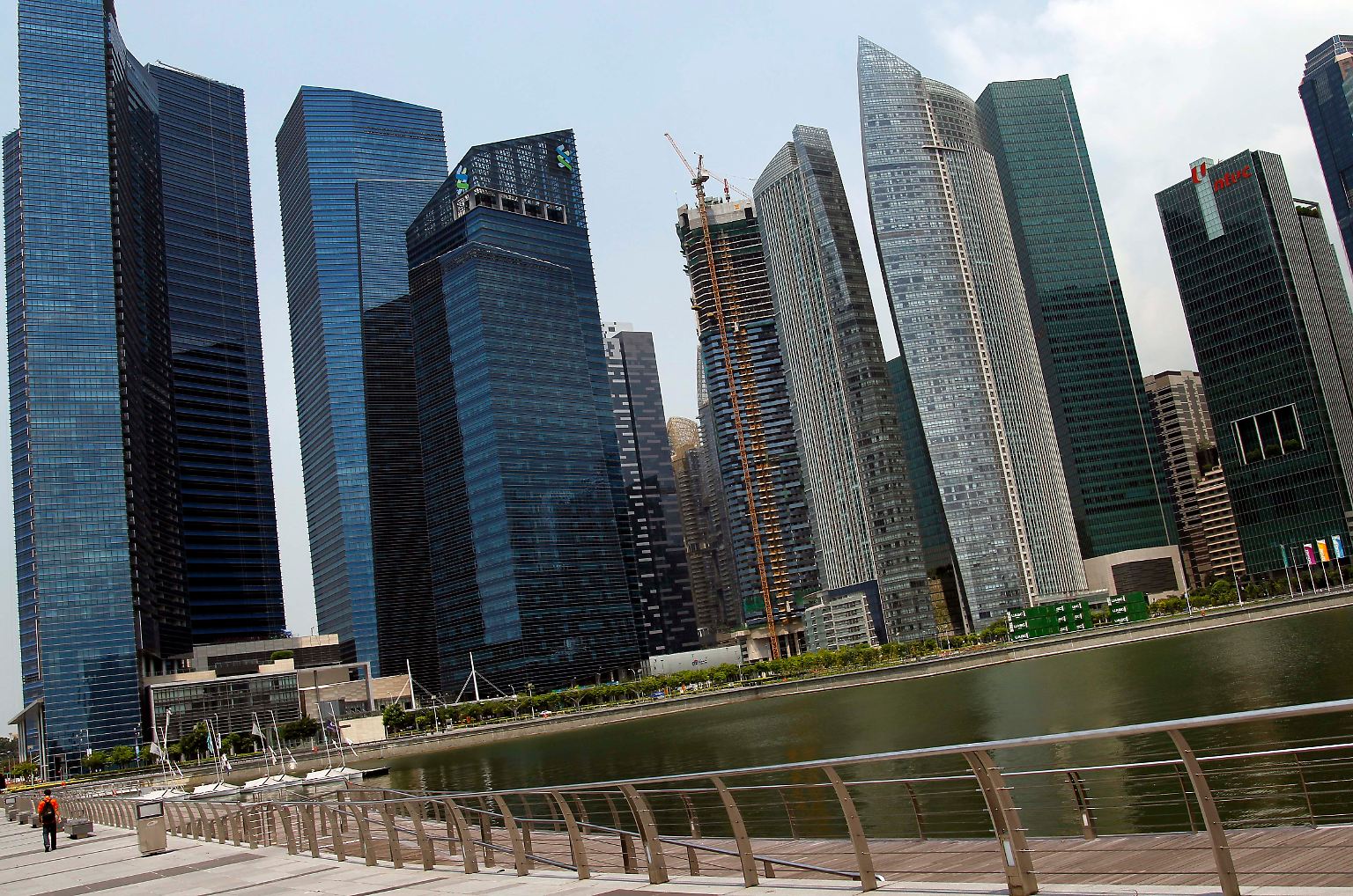 Der Stadtstaat Singapur liegt auf einer Insel und ist äußerst dicht besiedelt. Auf seiner knappen Landfläche – die Insel erreicht kaum die Größe Hamburgs - leben mehr als 5 Millionen Menschen. (Zum Vergleich: Hamburg hat etwa 1,8 Millionen Einwohner.)