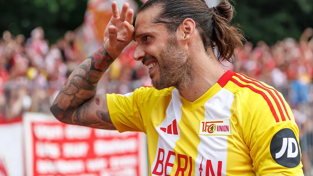 Kuenftig-in-himmelblau-und-mit-neuem-Sponsor-Christopher-Trimmel