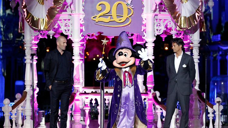 Ex-Fußballstar Zinedine Zidane (l) und Philippe Gas von Disney bei der großen Feier am 31. März anlässlich des 20. Geburtstages.