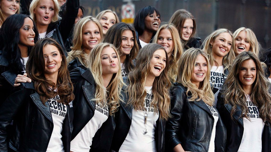 Die Victoria's-Secret-Models (und ihre Moderatorin) Miranda Kerr, Doutzen Kroes, Behati Prinsoloo, Marisa Miller, Heidi Klum und Alessandra Ambrosia am 18. November in New York auf dem Times Square. (unten, v.l.n.r.)