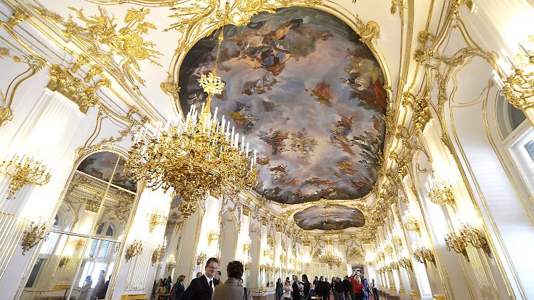 Besucher im renovierten Festsaal.