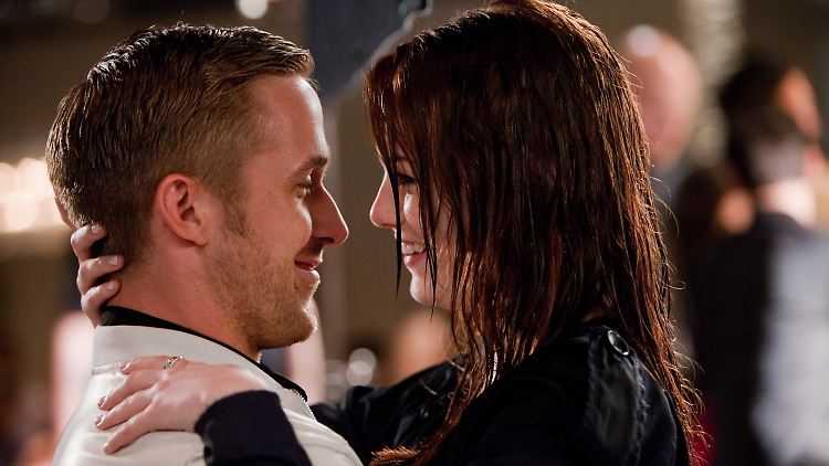 Gosling hat einen Waschbrettbauch, den Emma nur mit: "Der ist doch gefotoshoppt" kommentieren kann!"