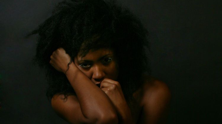 Afro-Europäerin, die lieber sucht als findet: Y'Akoto.