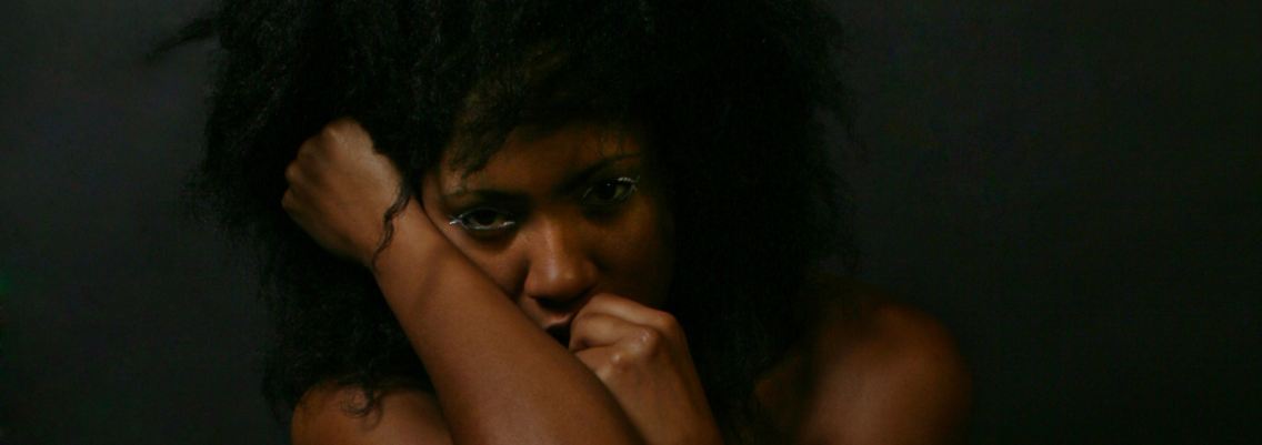 Afro-Europäerin, die lieber sucht als findet: Y'Akoto.