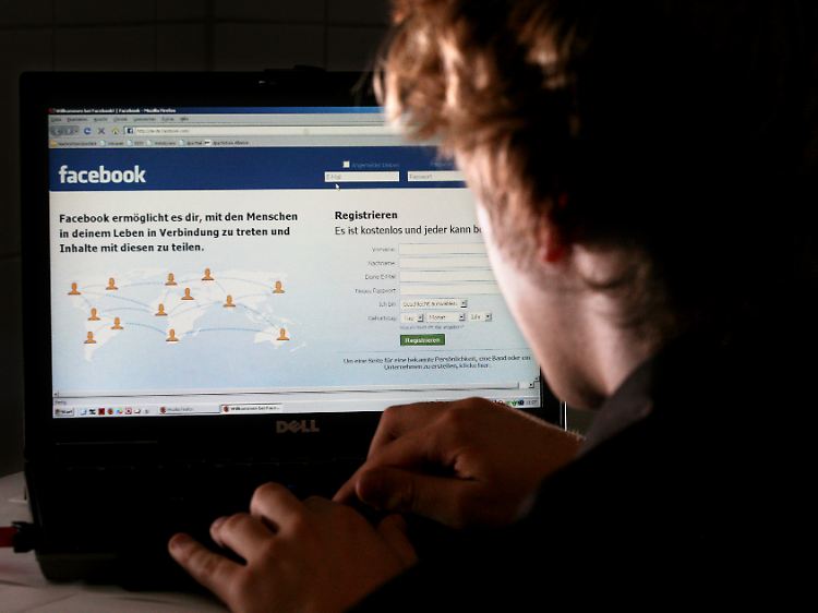 Über Facebook kann man mit Freunden kommunizieren, ohne aus dem Haus gehen zu müssen.