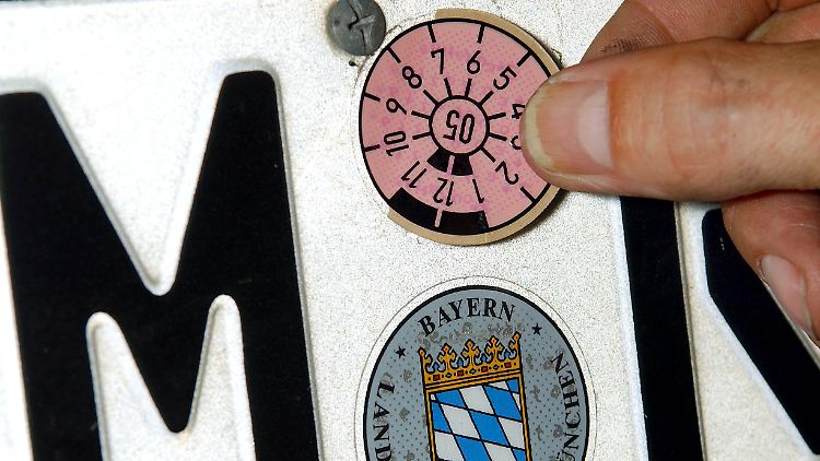 Eine Plakette ist genug. Das vordere Kennzeichen wird ab Januar kein Klebsiegel mehr bekommen.