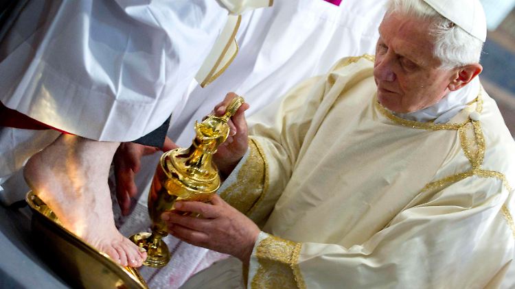 Die Fußwaschung am Gründonnerstag ist jedes Jahr der Auftakt der Osterfeiern. Sie soll an eine Tat Jesu vor dessen Kreuzigung erinnern.