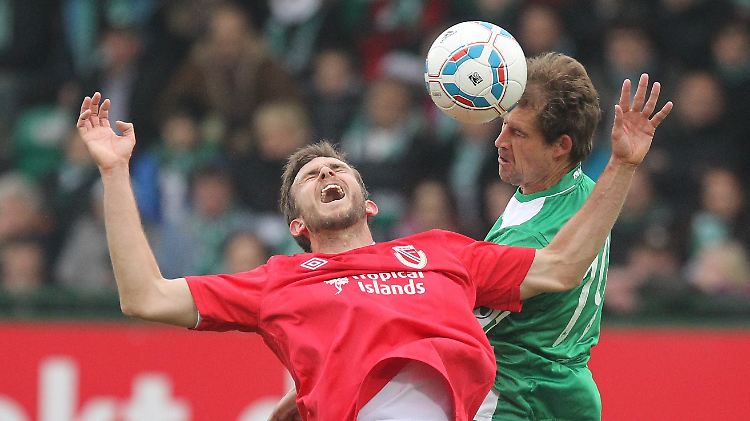 Thomas Kleine (r) von Greuther Fürth kämpft mit Dennis Sörensen vom FC Energie Cottbus um den Ball.