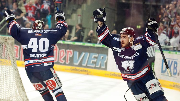 Nach vier Siegen in den ersten vier Playoff-Spielen ihrer Vereinsgeschichte fanden die Straubing Tigers in Meister Eisbären Berlin ihren: Meister. Hier feiert Constantin Braun sein Tor zum 2:0.