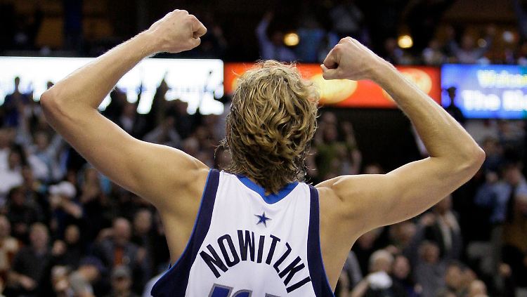 "Dieses Team ist schlicht und einfach Nowitzki", würdigten die "Dallas Morning News" die starke Leistung des Deutschen gegen San Antonio.