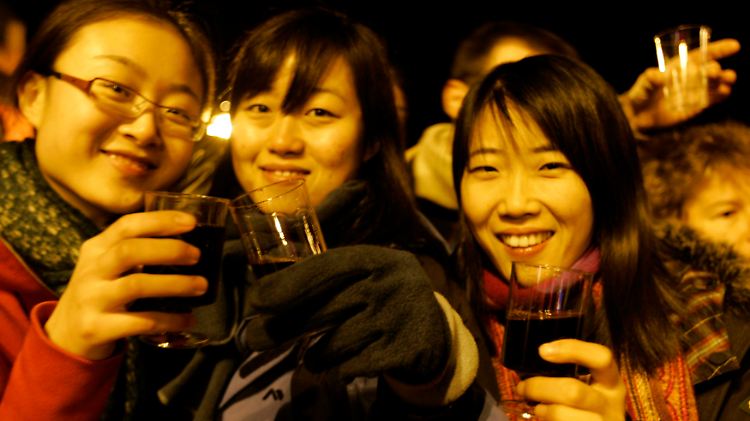 Der Beaujolais Nouveau wird von Weinliebhabern aus aller Welt freudig begrüßt (hier in Beaujeu, Archivbild).