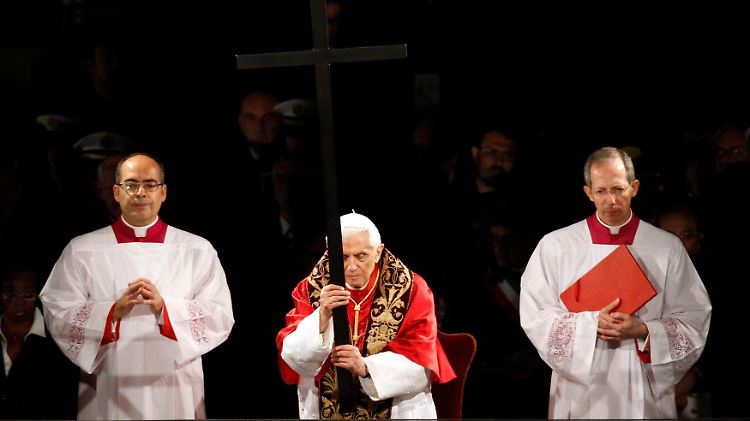 Die abendliche Zeremonie mit dem Papst an Roms Wahrzeichen gilt als besonders ergreifend - Tausende Gläubige, Pilger und Touristen verfolgen sie jedes Jahr.