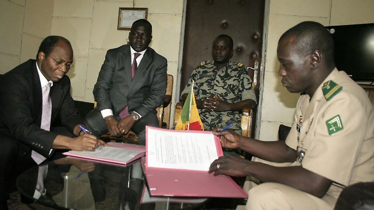 Der Anführer des Putsches, Amadou Haya Sanogo (re.), bei der Unterzeichnung des Abkommens.