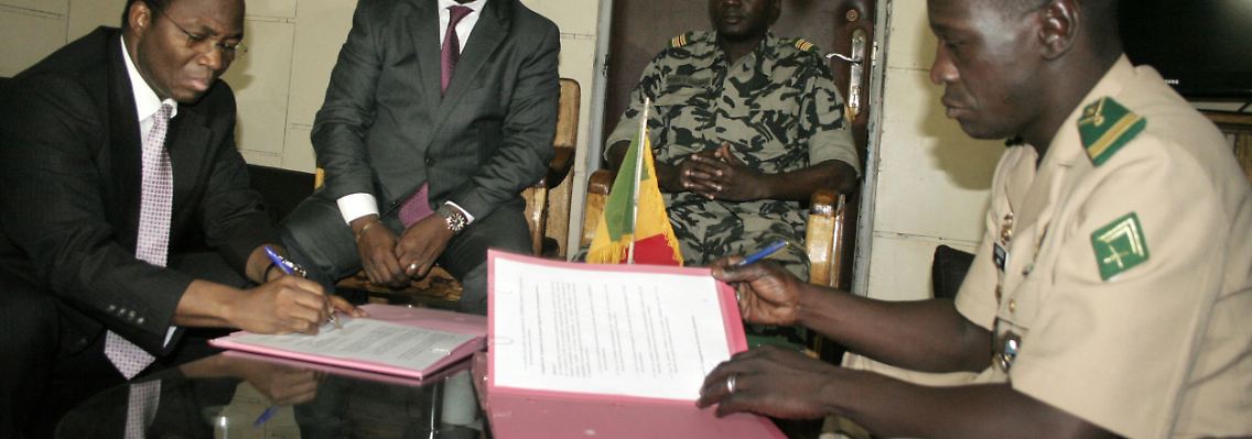 Der Anführer des Putsches, Amadou Haya Sanogo (re.), bei der Unterzeichnung des Abkommens.