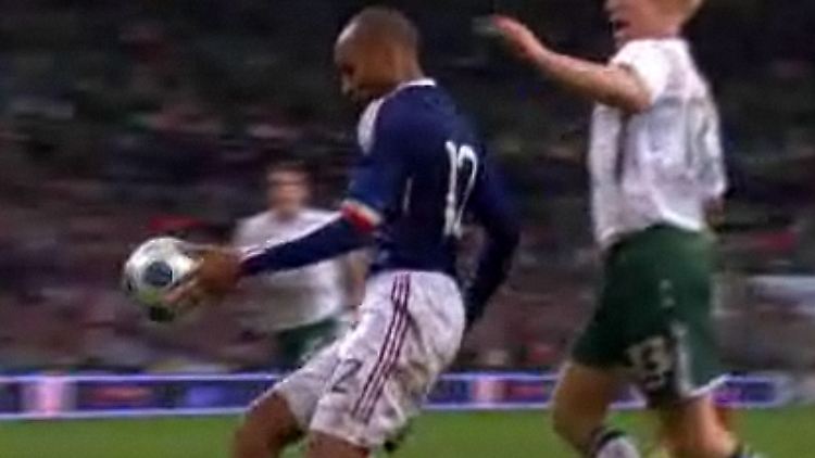 Exquisites Handling: Thierry Henry überzeugte gegen Irland als Basketballer.