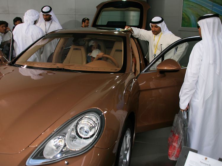 Weise Männer in weißen Gewändern: Dass der Cayenne das bekannteste Porsche-Modell am Golf ist, möchte der Hersteller gerne ändern.